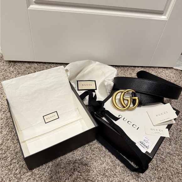 Gucci Women's Black Leather Belt with Gold GG Buckle - Picture 2 of 5